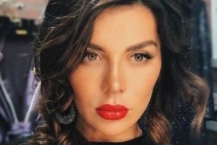 Под капельницей и с розами: Анна Седокова опубликовала фото из роддома