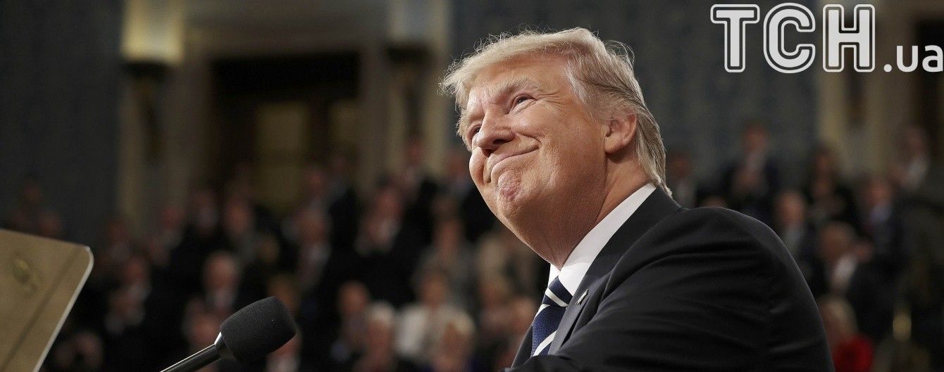Новий ляп у Білому домі. Хлопчик попросив Трампа розписатися на кепці, а той викинув її у натовп