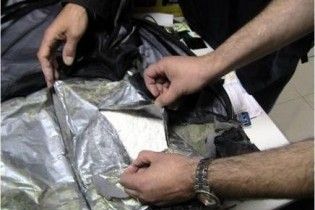 СБУ затримала партію рідкого кокаїну в банках з-під ананасів