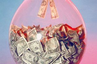 Долар і євро продовжують рости