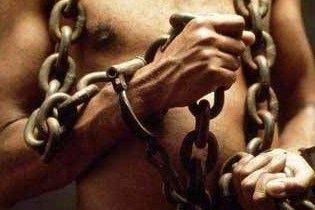 Батько тримав сина на ланцюгу через подряпину на машині