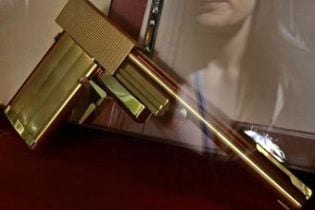 Пістолет суперника Бонда викрали