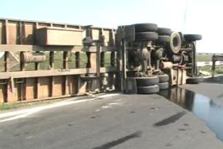 У Миколаєві перекинувся КАМАЗ (відео, оновлено)
