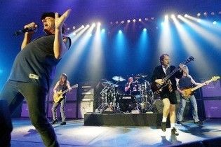 Паралізований фанат AC/DC вилетів зі свого візка на концерті