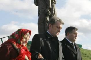 Ющенко провів урок пам'яті Голодомору і відкрив меморіал (відео, оновлено)