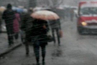 Неділю Україна зустріне з дощами, грозами і градом