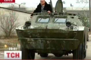 За грошима в банк - на броньовику (відео)