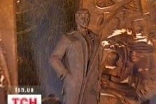 Пам'ятник Ґонґадзе у Києві почав руйнуватися