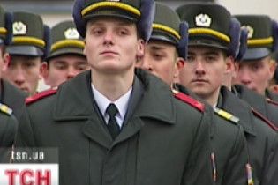 Перехід армії на контракт зривається через популізм політиків