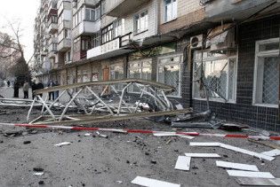 У Донецьку будівельний кран впав на житловий будинок