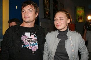 Акіньшина з сином таємно покинула пологовий будинок