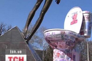 Австралійські депутати встановили біля парламенту гігантський унітаз