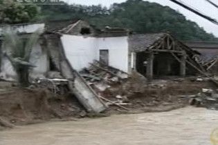 Щонайменше вісім людей загинули через потужний шторм в Китаї
