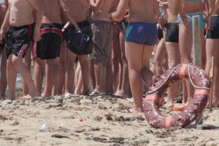 Начальник міліції відкрив стрілянину на пляжі і побив рятівника