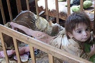 Харківська модниця рік тримала дітей під замком і без їжі
