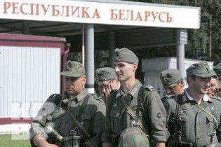 Білоруські митники зняли з українця 15 трусів та 4 костюма