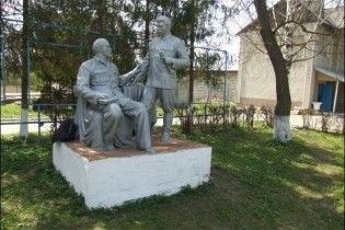 У психлікарні на Буковині демонтували пам’ятник Леніну і Сталіну