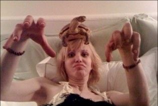 Кортні Лав висадила черепаху собі на голову