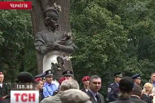Пам'ятник Івану Мазепі відкрили у Чернігові з боєм