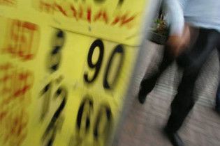 Долар стрибнув вище 9 гривень