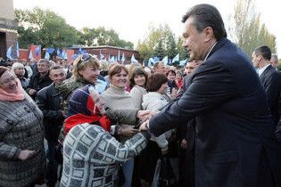 Янукович поскаржився працівникам заводу на тяжке депутатське життя