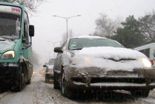 Очевидці: через снігопад в Одесі люди на смерть замерзли в авто