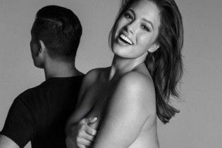 Модель plus-size Эшли Грэм поделилась в Instagram обнаженным снимком