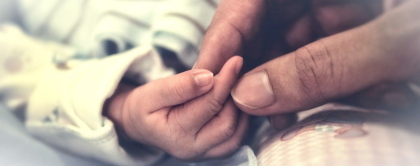 Мать киевской тройни спит на полу и собственноручно шьет одежду детям