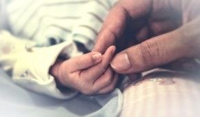 У Луцьку до реанімації потрапило немовля, яке патрульні забрали на вулиці у п'яної матері