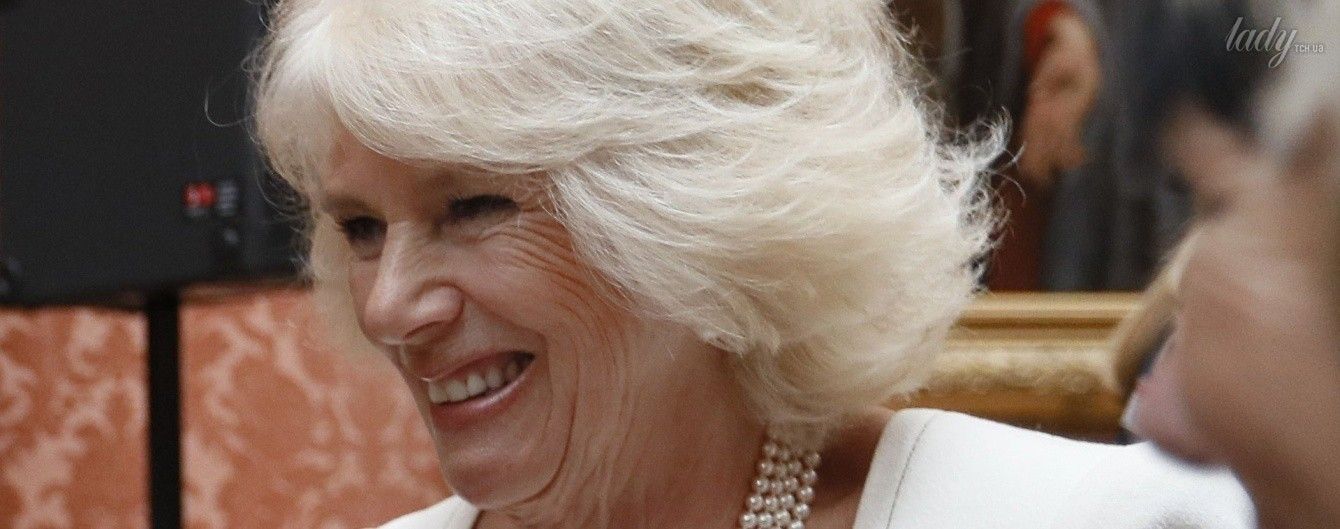 Вся в белом: 69-летняя герцогиня Корнуольская Камилла продемонстрировала эффектный образ