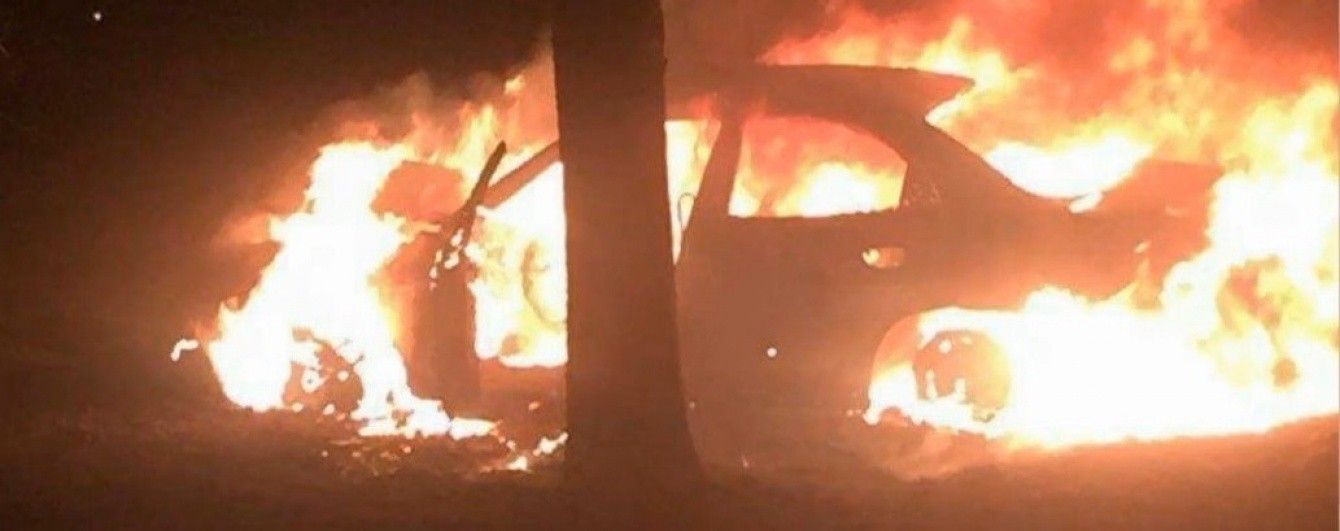 В Харькове авто на скорости врезалось в столб и сгорело дотла