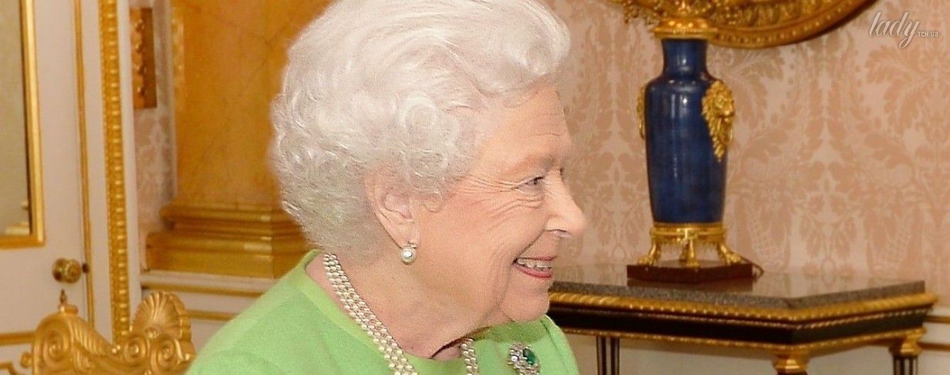 Опять фисташковый: королева Елизавета II повторилась в выборе наряда