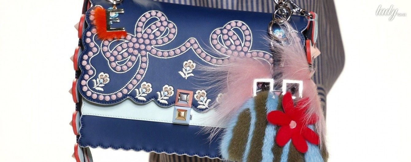Большие, маленькие, цветные и с помпонами: модные сумки сезона весна-лето 2017