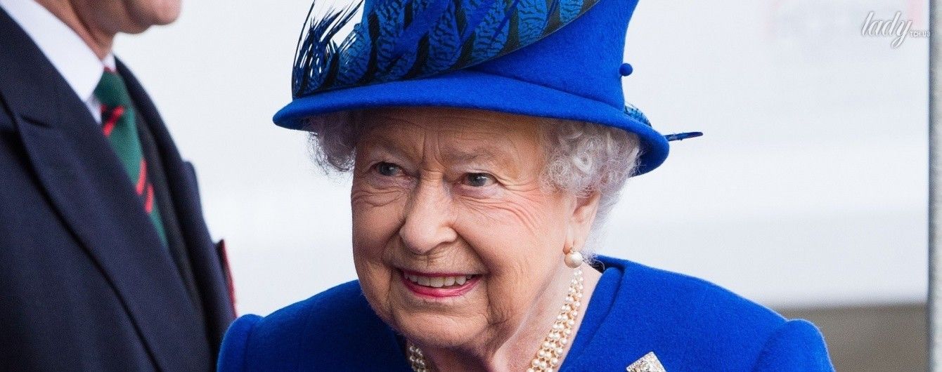 Ярче всех: 90-летняя королева Елизавета II затмила нарядом герцогиню Кембриджскую