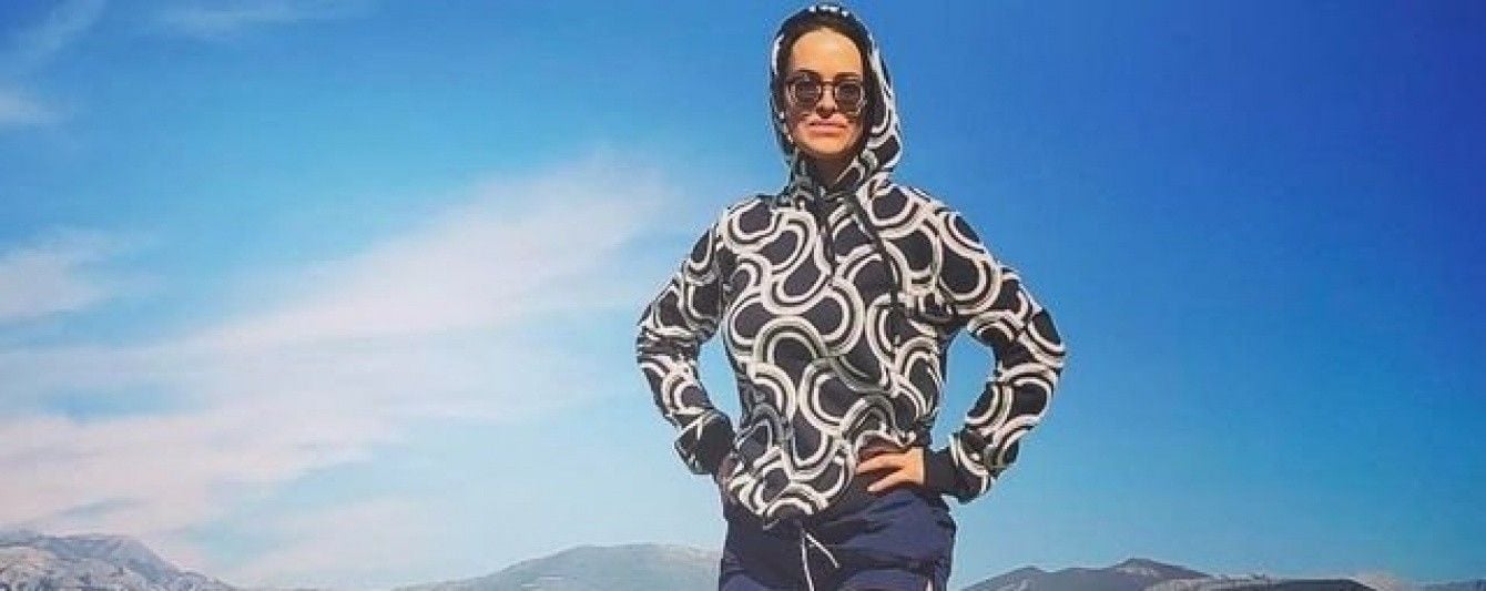 Даша Астафьева в коротких шортах и стильных кроссовках похвасталась стройными ногами
