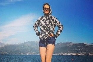 Даша Астафьева в коротких шортах и стильных кроссовках похвасталась стройными ногами
