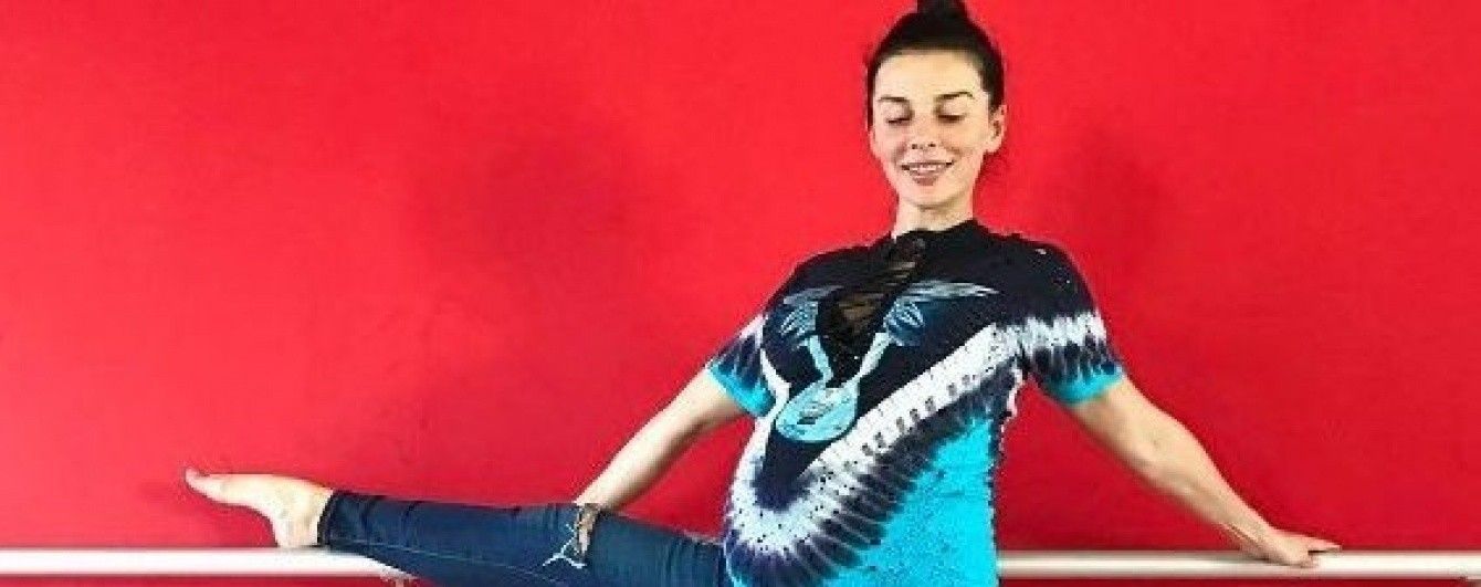 Беременная Анна Седокова похвасталась фирменной растяжкой