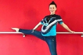 Беременная Анна Седокова похвасталась фирменной растяжкой