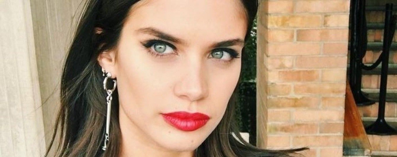 Обнаженная на автомобиле: Сара Сампайо в откровенном образе предстала на обложке глянца