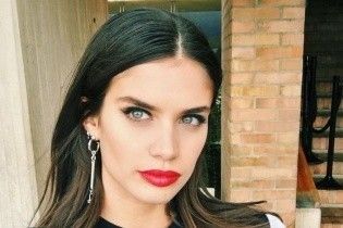 Обнаженная на автомобиле: Сара Сампайо в откровенном образе предстала на обложке глянца