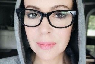 44-летняя Алисса Милано продемонстрировала накачанный пресс