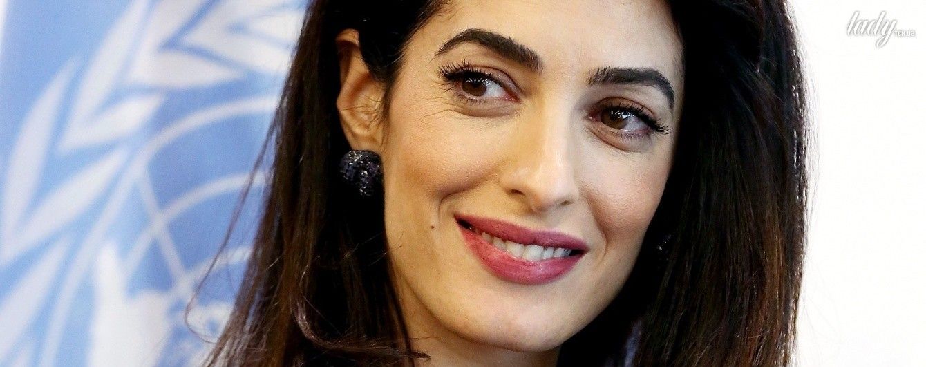 Беременность ей к лицу: Амаль Клуни надела на официальный прием красивый наряд