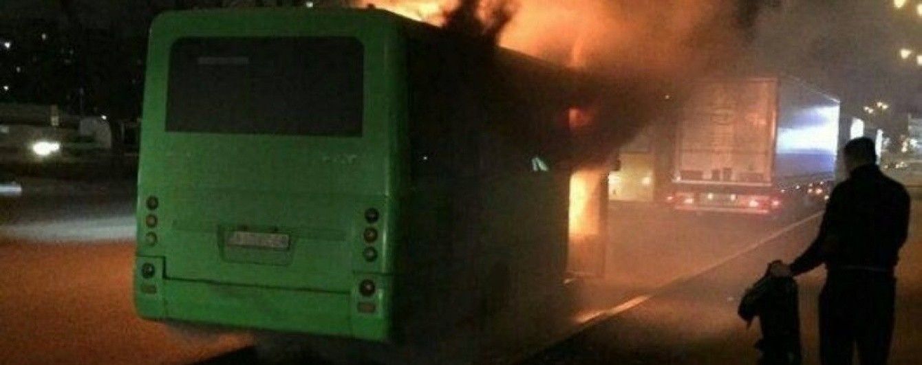 В Киеве на остановке сгорела маршрутка