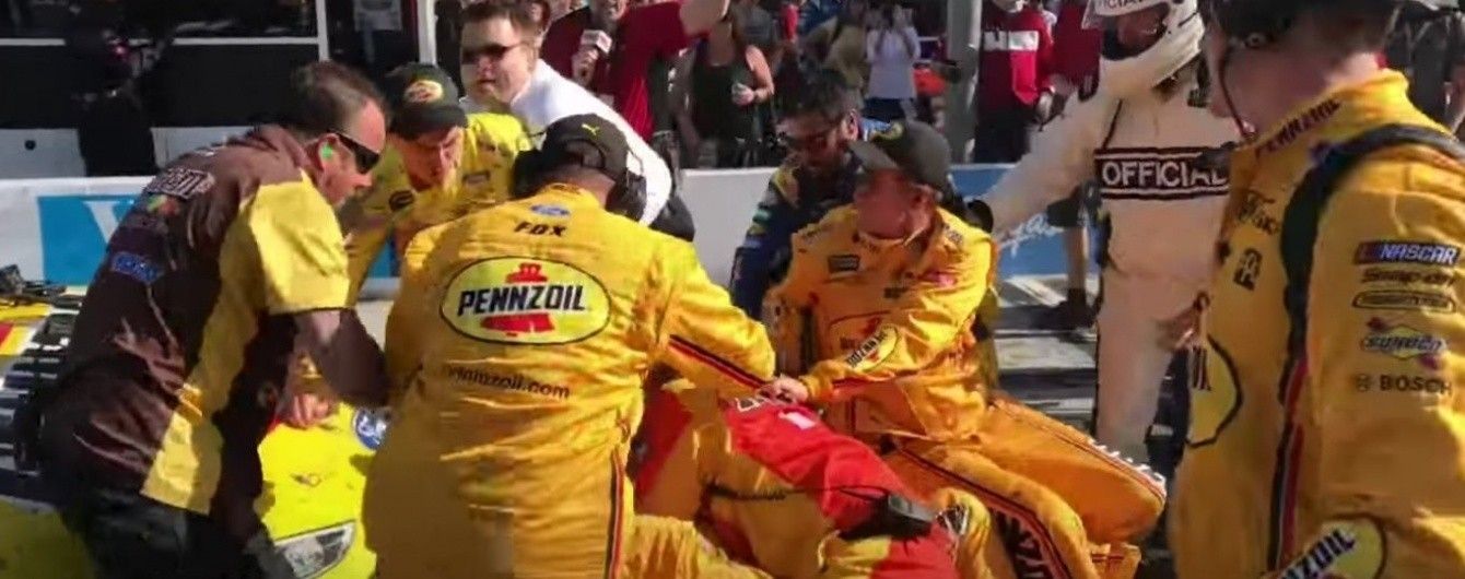 Гонщики NASCAR после финиша устроили драку