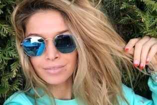 В черном лифчике и белом костюме: Вера Брежнева показала стильный наряд
