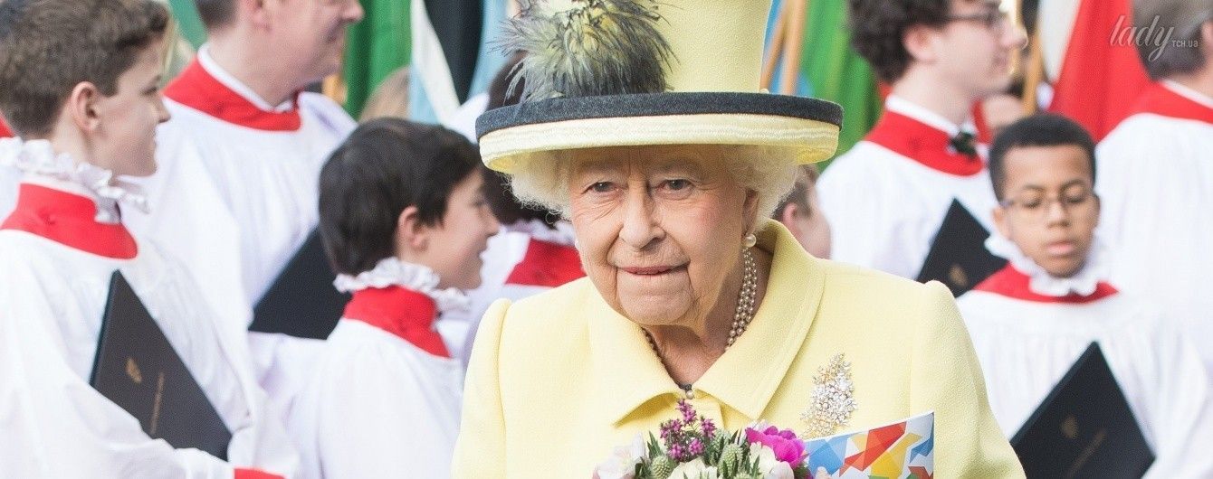 В ярком наряде и с букетом: 90-летняя королева Елизавета II повторила свой образ