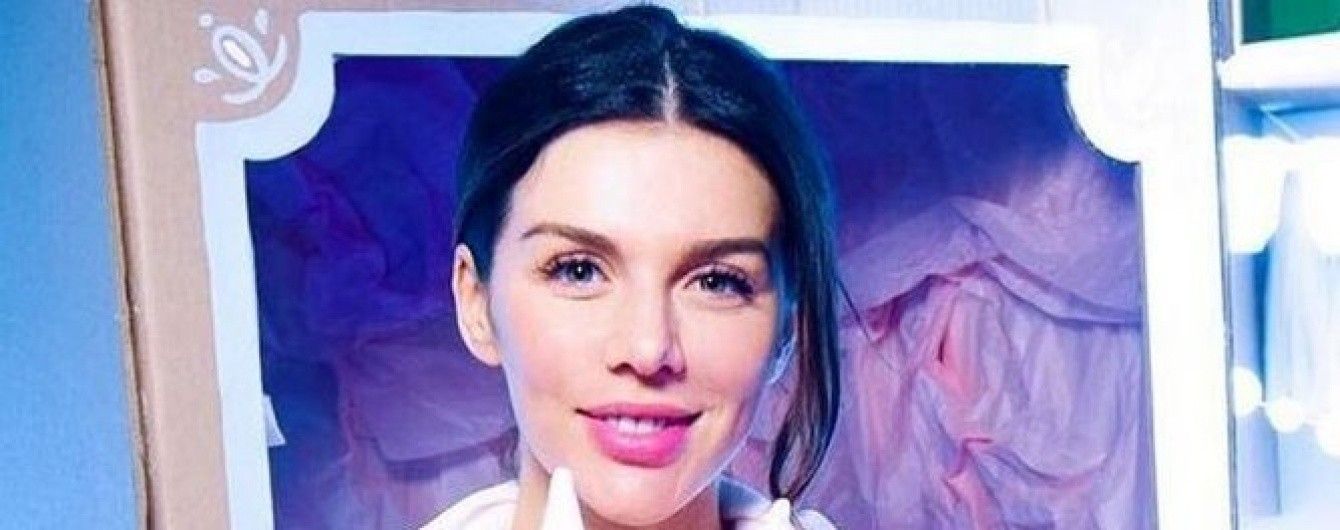Анна Седокова подчеркнула огромный живот обтягивающим платьем