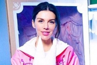 Анна Седокова подчеркнула огромный живот обтягивающим платьем