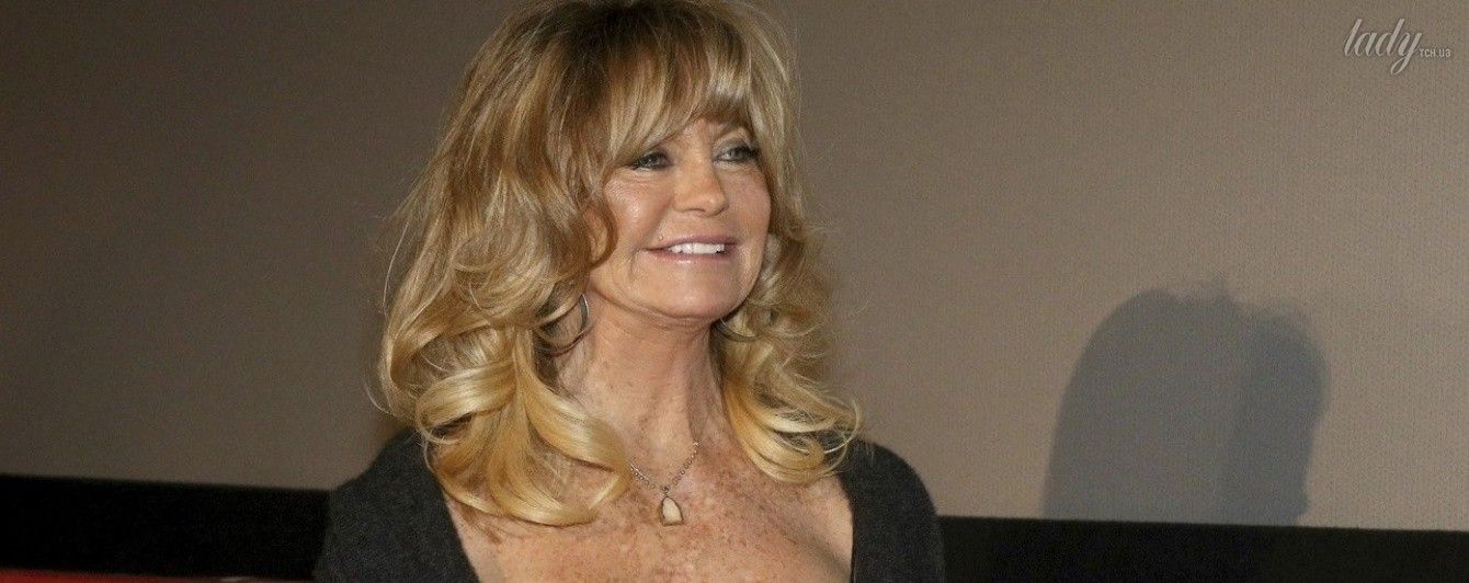 Зажигает: 71-летняя Голди Хоун показала, как "отрывается" со своим парикмахером