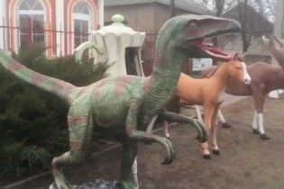 Британского журналиста поразили необычные фигурки для сада в украинском селе
